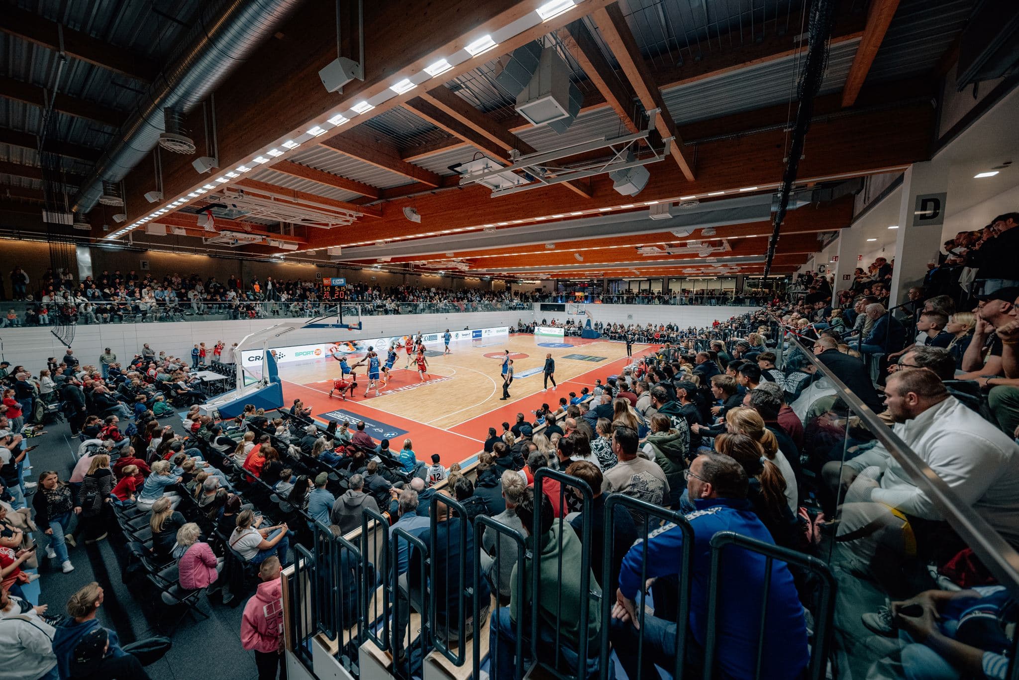 Voll besetzte Arena beim Heimspiel der SBB Baskets, Blick von der Tribüne auf das Spielfeld